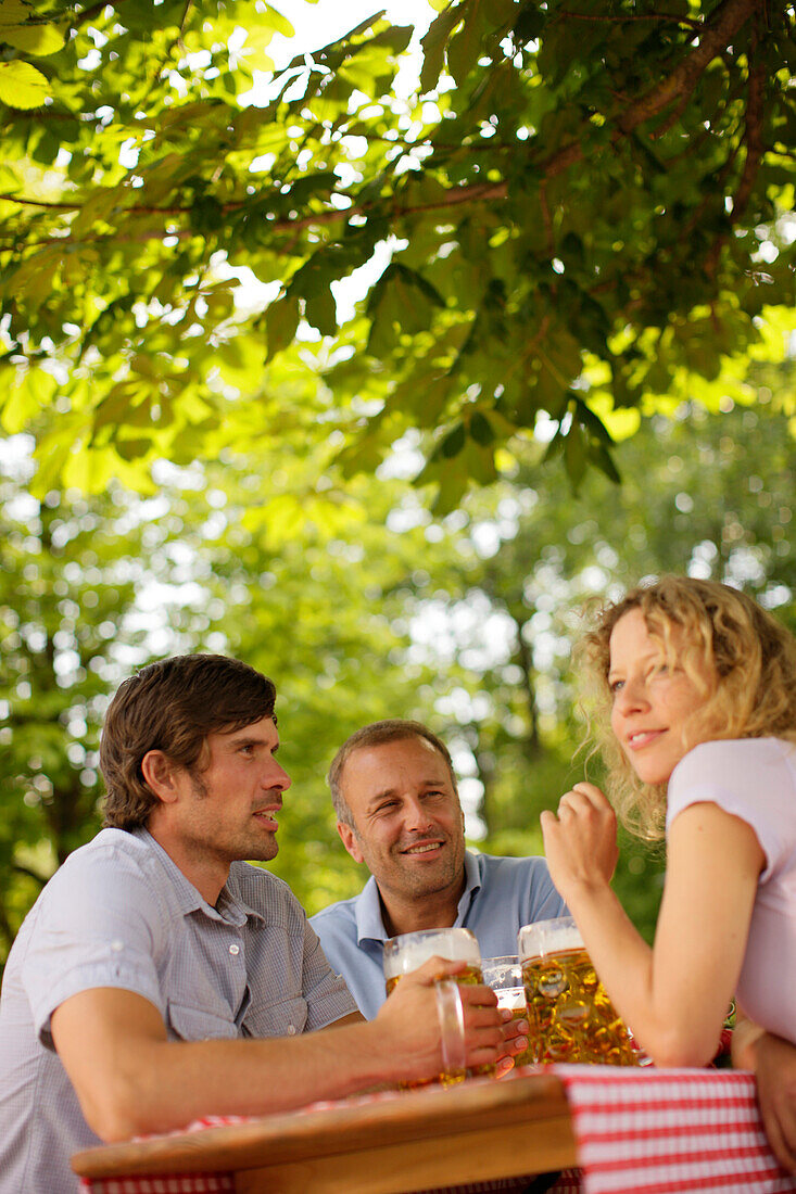 Menschen in einem Biergarten in München, Bayern, Deutschland, Europa