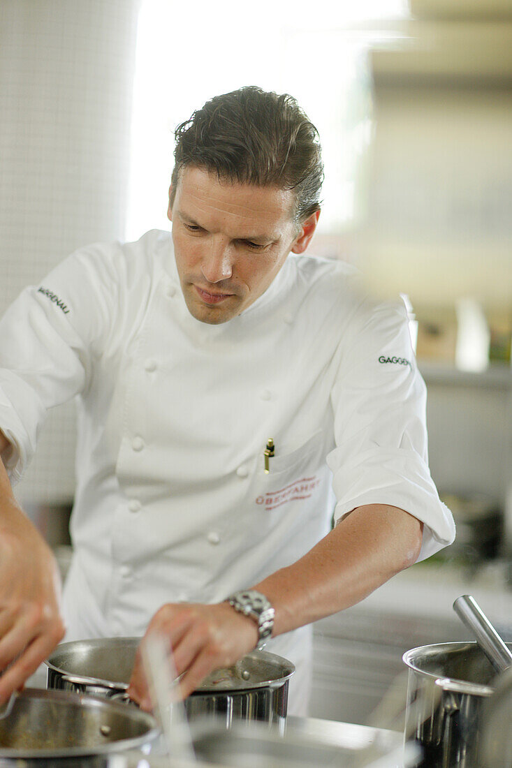 Koch bei der Arbeit in einer Restaurantküche