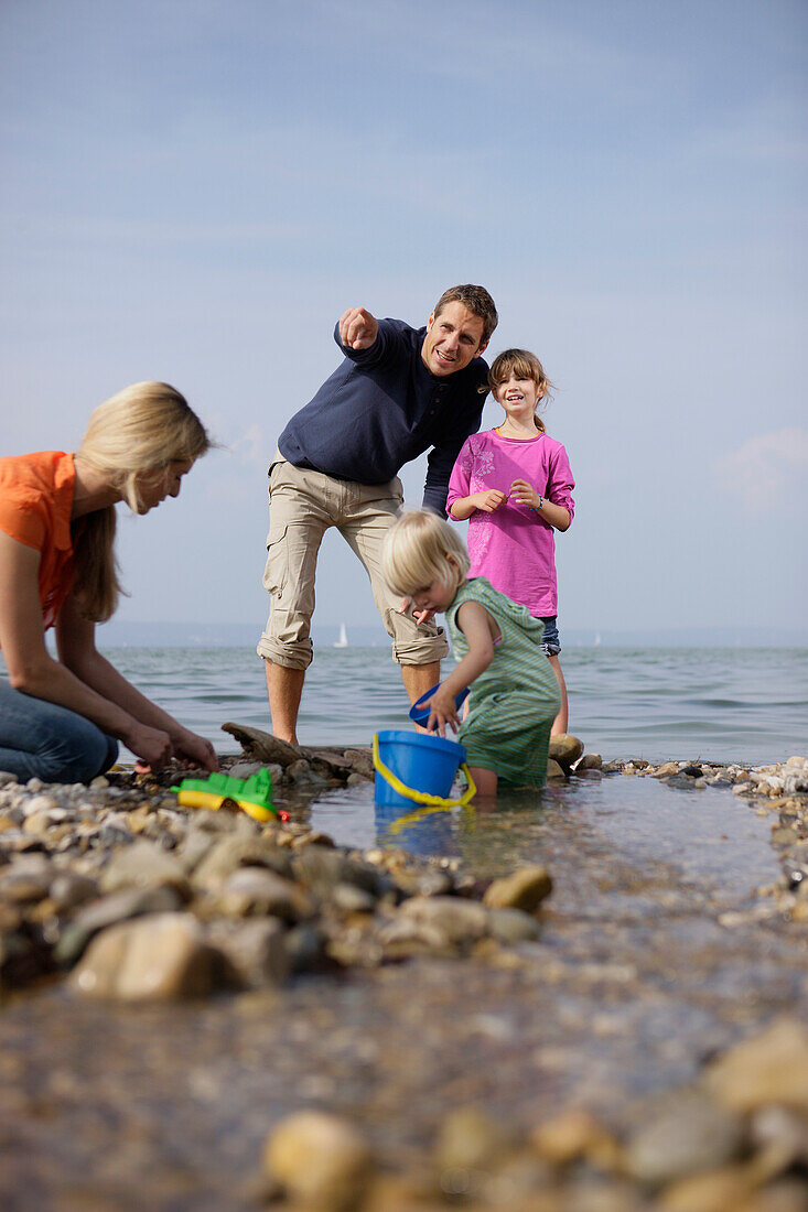 Familie mit Kindern am Ufer des Starnberger Sees, Bayern, Deutschland, Europa