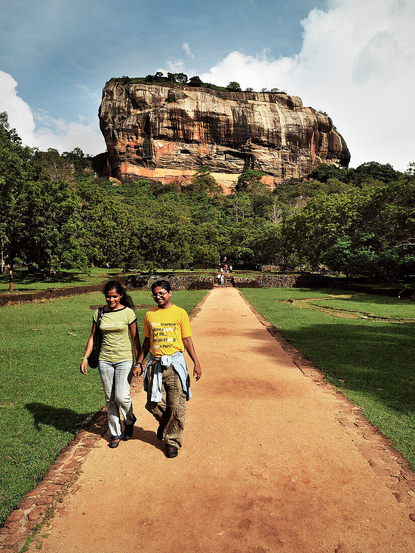Einheimische vor Felsenfestung Sigiriya, kulturelles Dreieck, Matale Distrikt, Sri Lanka, UNESCO Weltkulturerbe