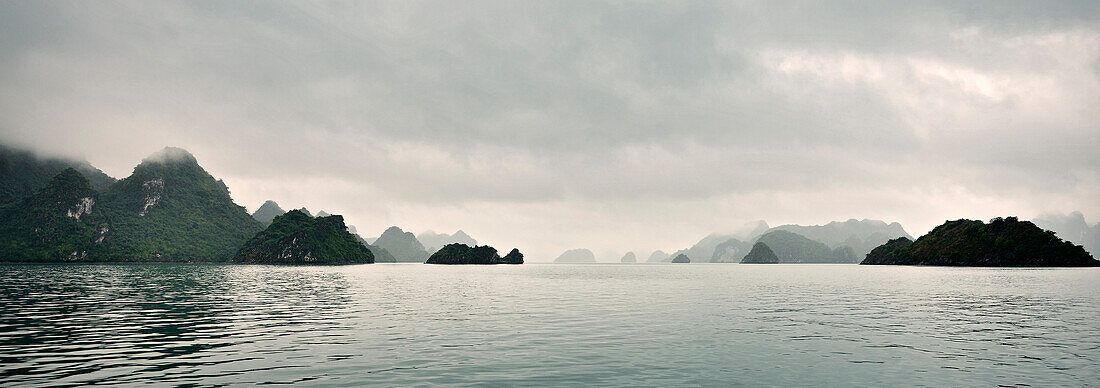 Panorama Blick Ha Long Bucht bei Regen, Golf von Tonkin, Vietnam