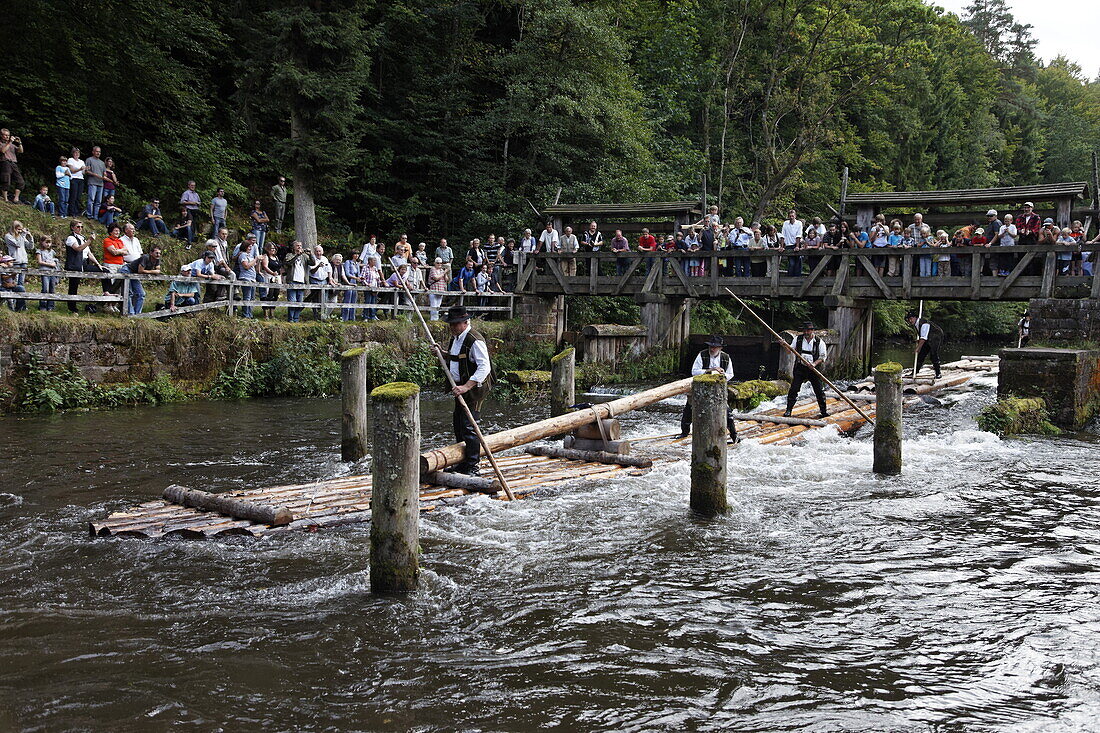 Männer in Tracht auf einem Floß, Flößerfest, Altensteig, Nagold, Nordschwarzwald, Schwarzwald, Baden-Württemberg, Deutschland, Europa