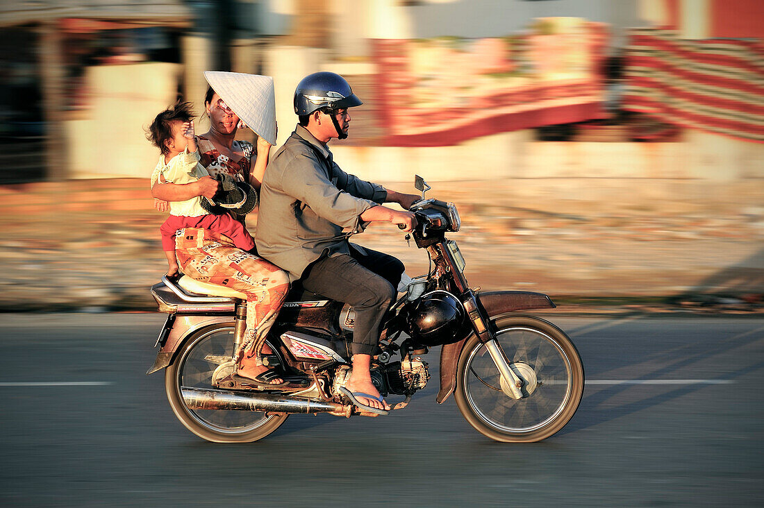 Vietnamesische Familie fährt auf Motorrad, Mui Ne, Vietnam