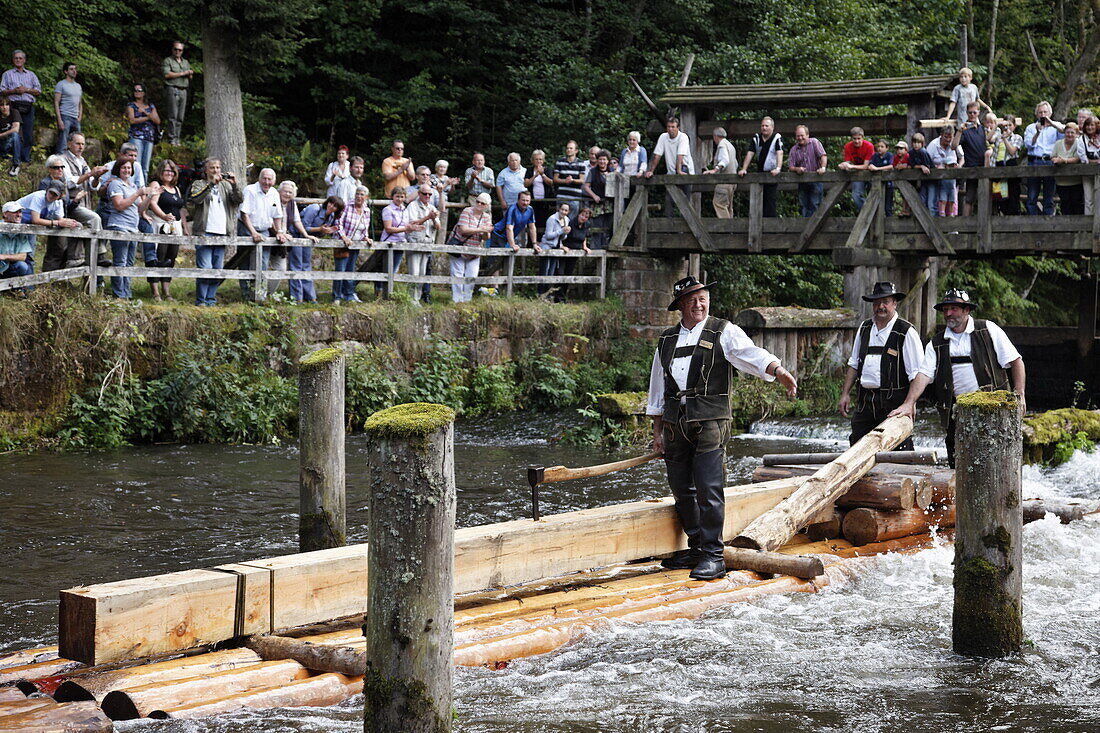 Männer in Tracht auf einem Floß, Flößerfest, Altensteig, Nagold, Nordschwarzwald, Schwarzwald, Baden-Württemberg, Deutschland, Europa