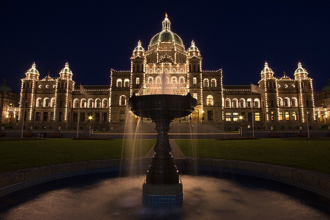 FOUNTAIN LEGISLATIVE PARLIAMENT BUILDINGS INNER HARBOUR VICTORIAVANCOUVER ISLAND  BRITISH COLUMBIA CANADA