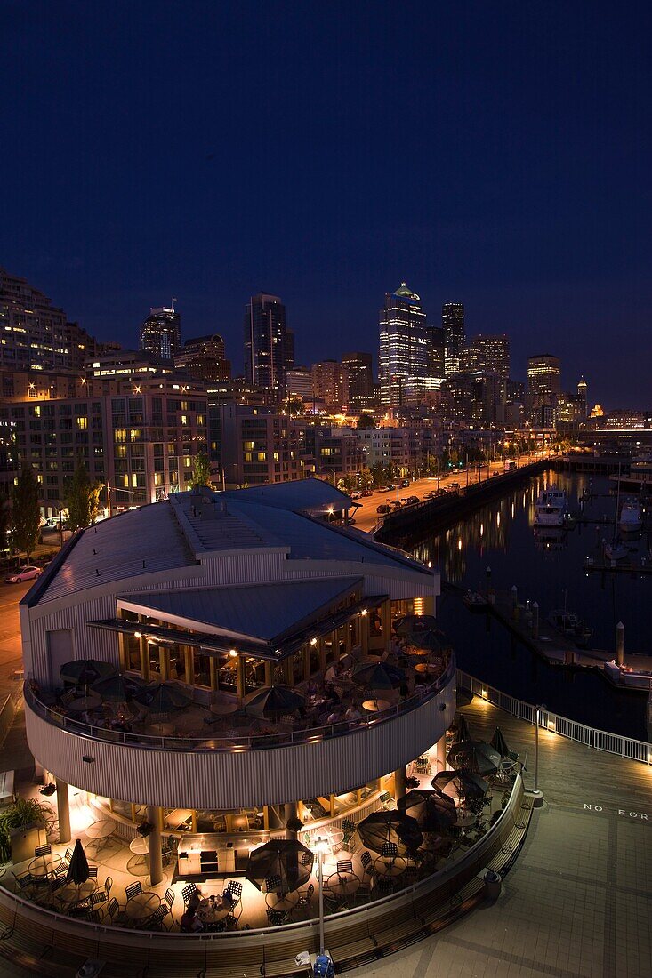 OUTDOOR RESTAURANT PIER 66 BELL STREET MARINA ELLIOT BAY DOWNTOWN SKYLINE SEATTLE WASHINGTON STATE USA