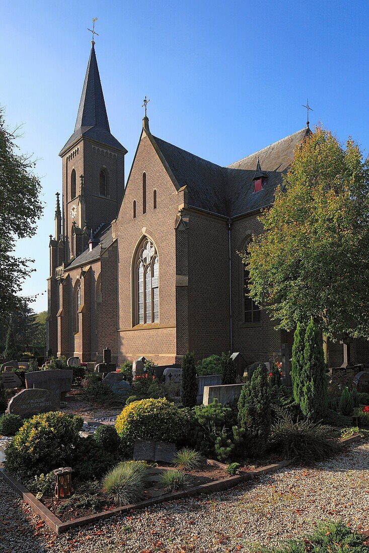 D-Kleve, Lower Rhine, Rhineland, North Rhine-Westphalia, NRW, D-Kleve-Donsbrueggen, church Saint Lambertus, catholic church, neo-Gothic, evening mood