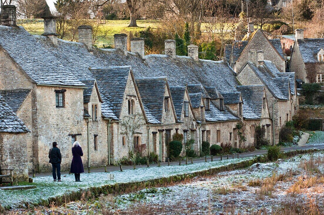 Arlington Row - 17th century weavers cottages, built in Cotswold stone, in the picturesque village of Bibury, Gloucestershire UK