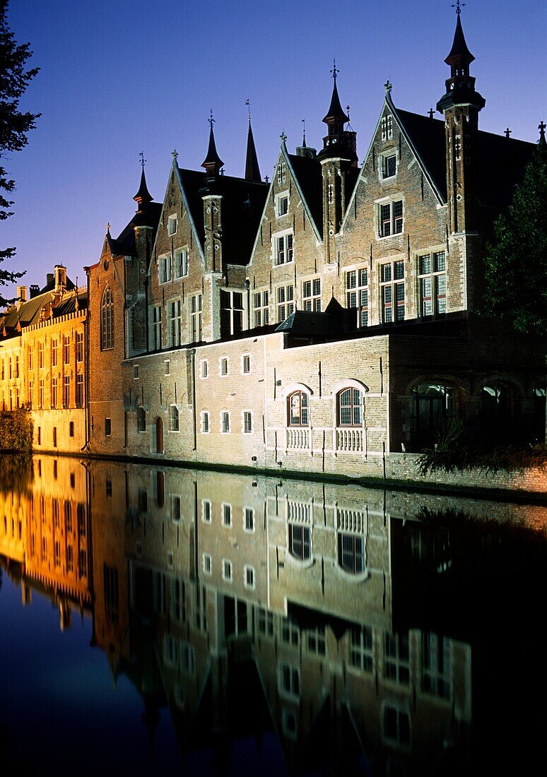 Belgium, Bruges, Steenhouwersdijk, canal scene at night