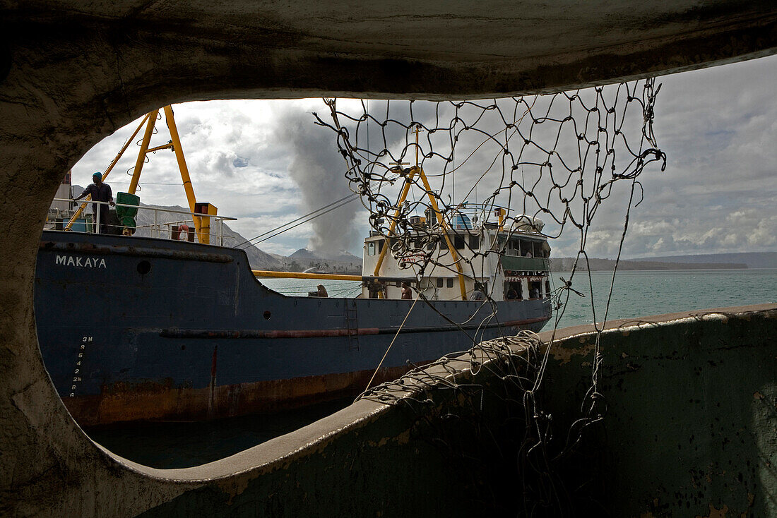 Der Hafen von Rabaul war ein Umladehafen für Containerschiffe. Die Schiffe sind mit Vulkanasche bedeckt, Tavurvur Vulkan, Rabaul, Ost-Neubritannien, Papua Neuguinea, Pazifik