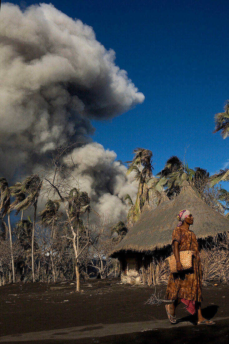 Wegen Aschefall ist das Leben auf Matupi sehr schwer geworden, Tavurvur Vulkan, Rabaul, Ost-Neubritannien, Papua Neuguinea, Pazifik