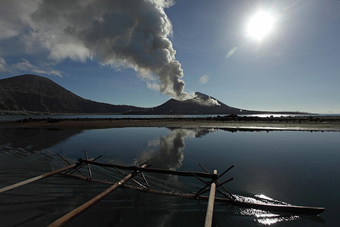 Auf dem Weg zur Arbeit. Einheimische paddeln von Matupi zum Vulkan, um nach Eier zu suchen, Tavurvur Vulkan bei Tag, Rabaul, Ost-Neubritannien, Papua Neuguinea, Pazifik