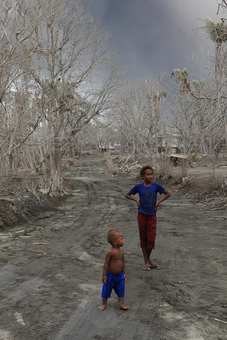 Kinder auf Matupi kennen die Insel nur von Asche bedeckt, Tavurvur Vulkan, Rabaul, Ost-Neubritannien, Papua Neuguinea, Pazifik