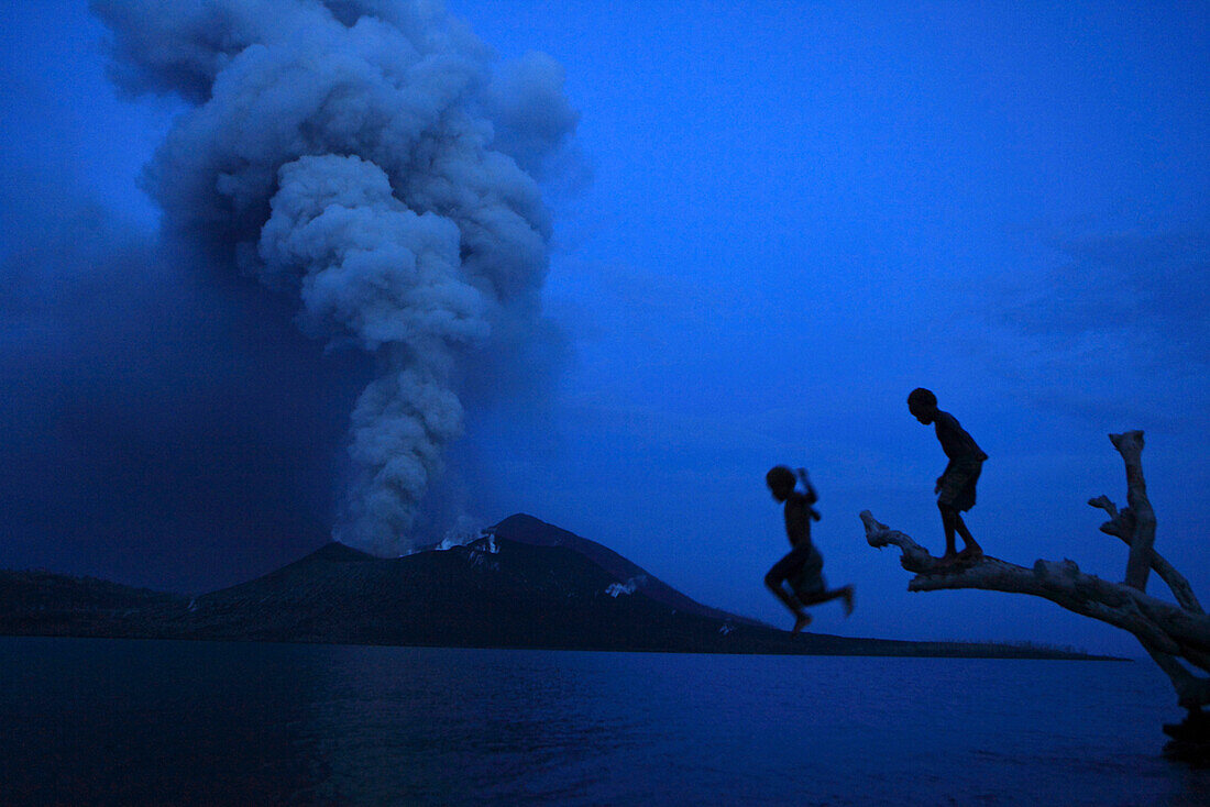 Kinder auf der Insel Matupi, von Vulkanasche bedeckt, Tavurvur Vulkan, Rabaul, Ost-Neubritannien, Papua Neuguinea, Pazifik