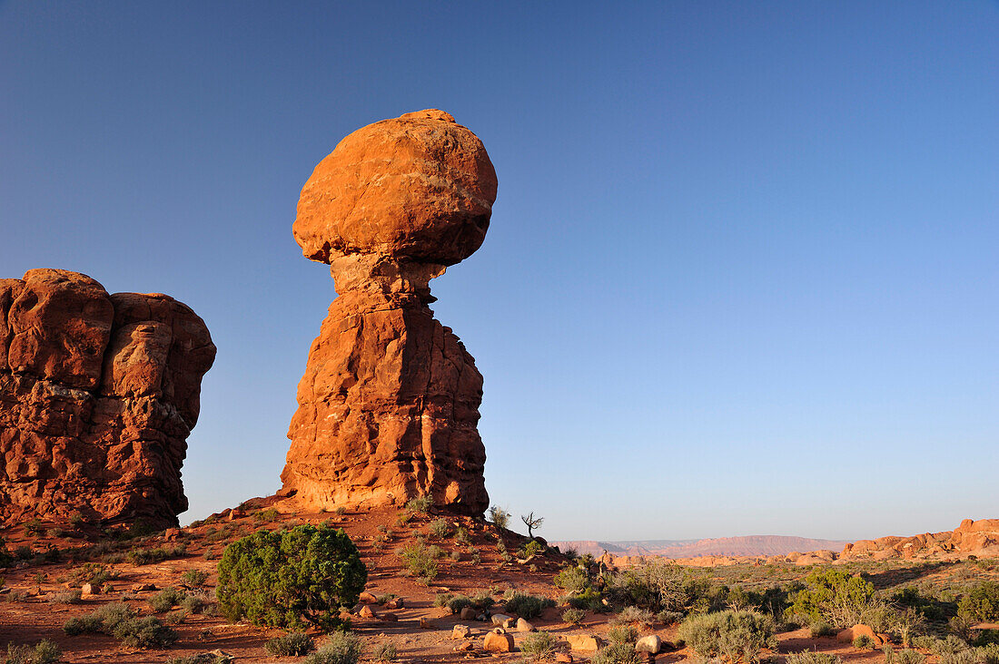 Rock spire Balanced Rock, Arches National Park, Moab, Utah, Southwest, USA, America