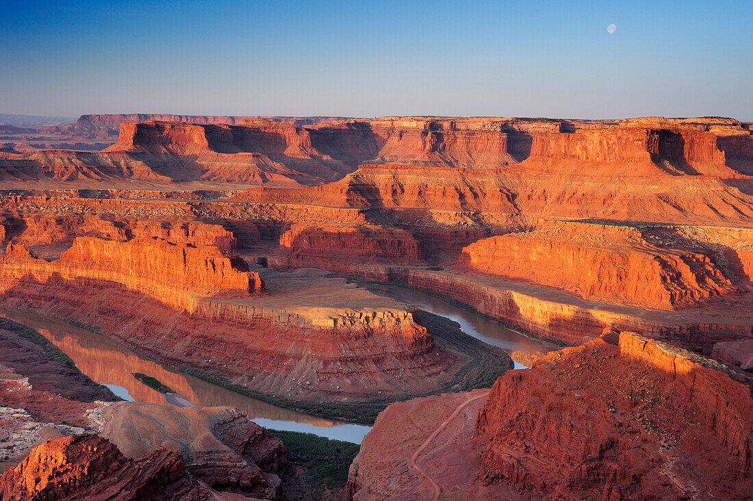 Sunrise at Dead Horse Point with view to Colorado River, Canyonlands National Park, Moab, Utah, Southwest, USA, America