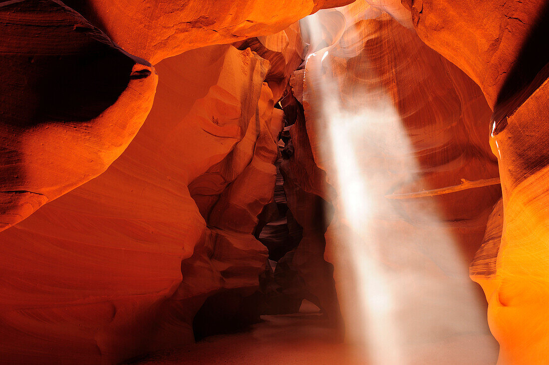 Sunbeams falling in colourful sandstone slot canyon, Upper Antelope Canyon, Antelope Canyon, Page, Arizona, Southwest, USA, America