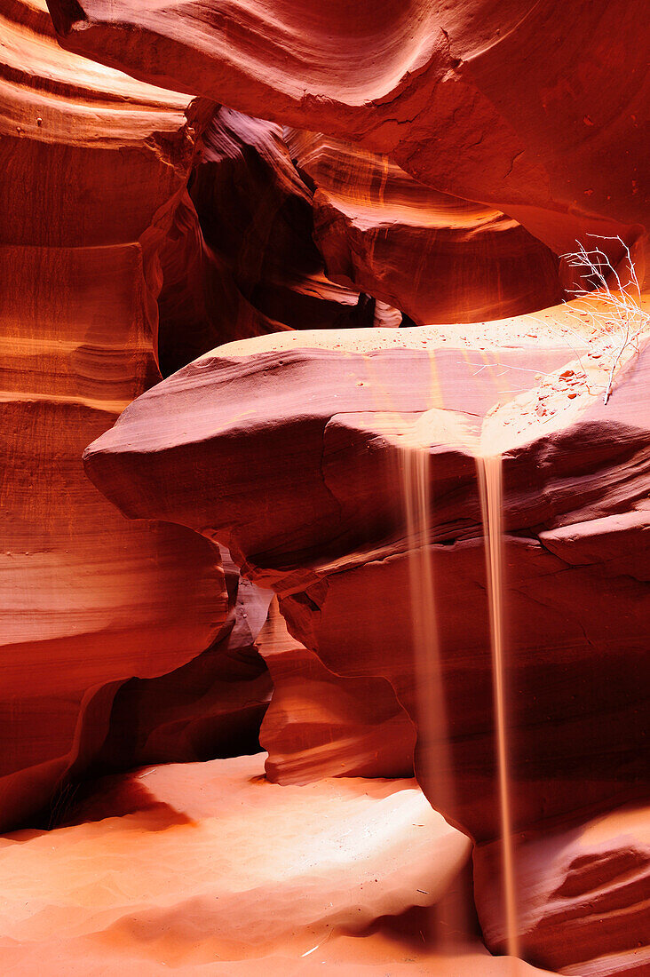 Sand rieselt in roten Sandsteincanyon, Upper Antelope Canyon, Antelope Canyon, Page, Arizona, Südwesten, USA, Amerika