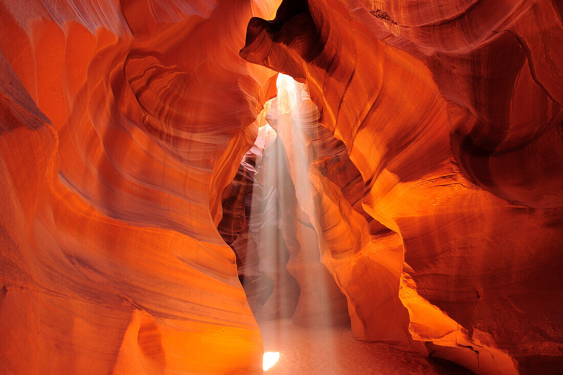 Sonnenstrahl fällt in bunten Sandsteincanyon ein, Upper Antelope Canyon, Antelope Canyon, Page, Arizona, Südwesten, USA, Amerika