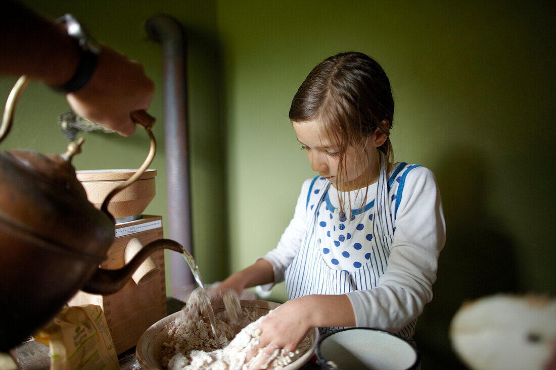 Mädchen bereitet Pizzateig zu, Haus Strauss, Bauernkate in Klein Thurow, Roggendorf, Mecklenburg-Vorpommern, Deutschland