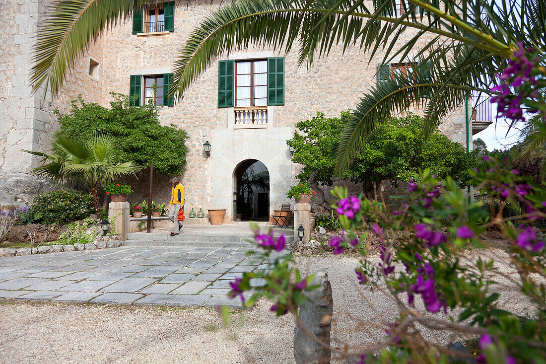 Eingang zum Hotel Es Port, ehemaliger Palast aus dem 17 Jahrhundert, Port de Soller, Tramantura, Mallorca, Spanien