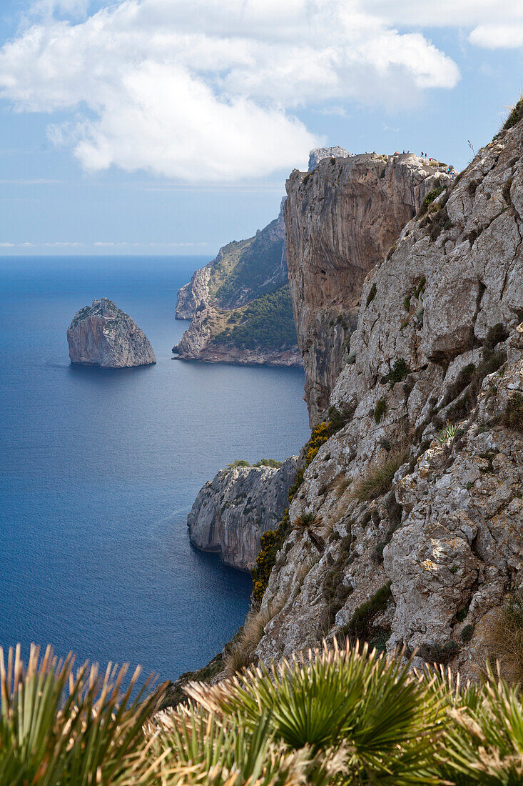 Wandern auf Mallorca, Blick auf den Mirador de la Creueta am Cap de Formentor, Blick auf das Mittelmeer, Cap de Formentor, Serra de Tramuntana, UNESCO Weltnaturerbe, Mallorca, Spanien