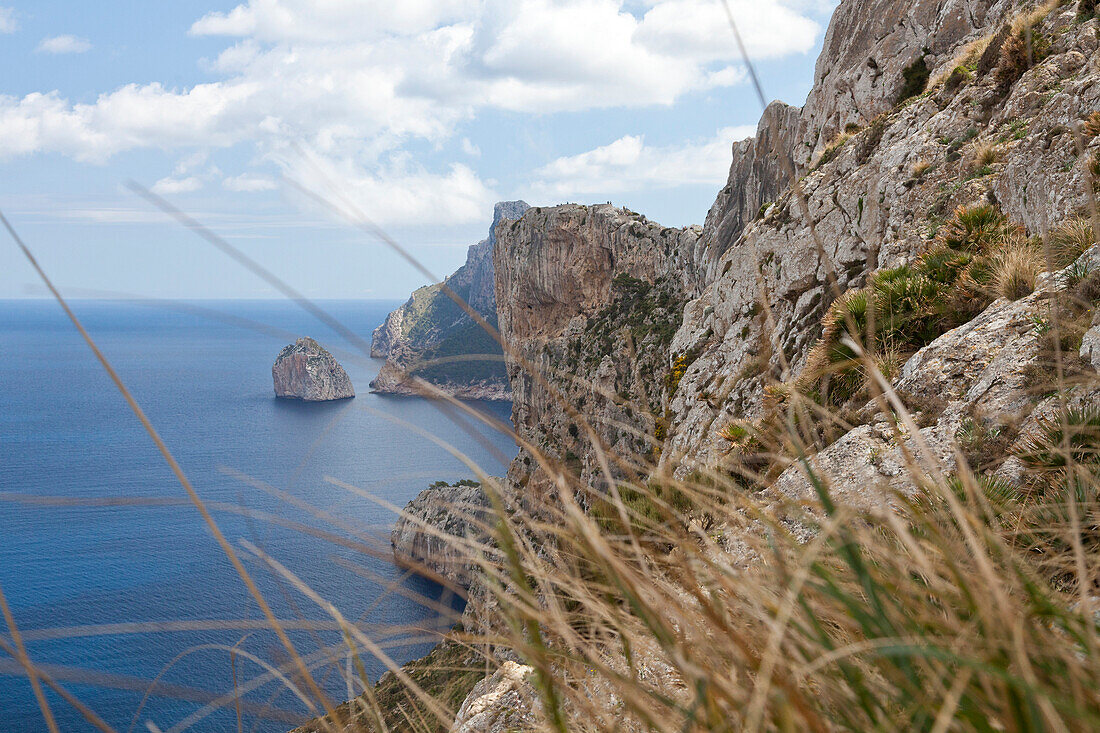Wandern auf Mallorca, Blick auf den Mirador de la Creueta am Cap de Formentor, Cap de Formentor, Serra de Tramuntana, UNESCO Weltnaturerbe, Mallorca, Spanien