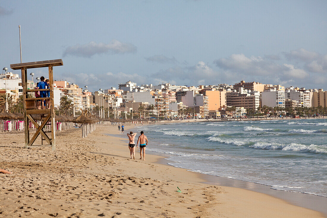 Touristen am Sandstrand, Platja de Palma mit Blick nach S Arenal, Mittelmeer, Strandpromenade, SArenal, Mallorca, Spanien