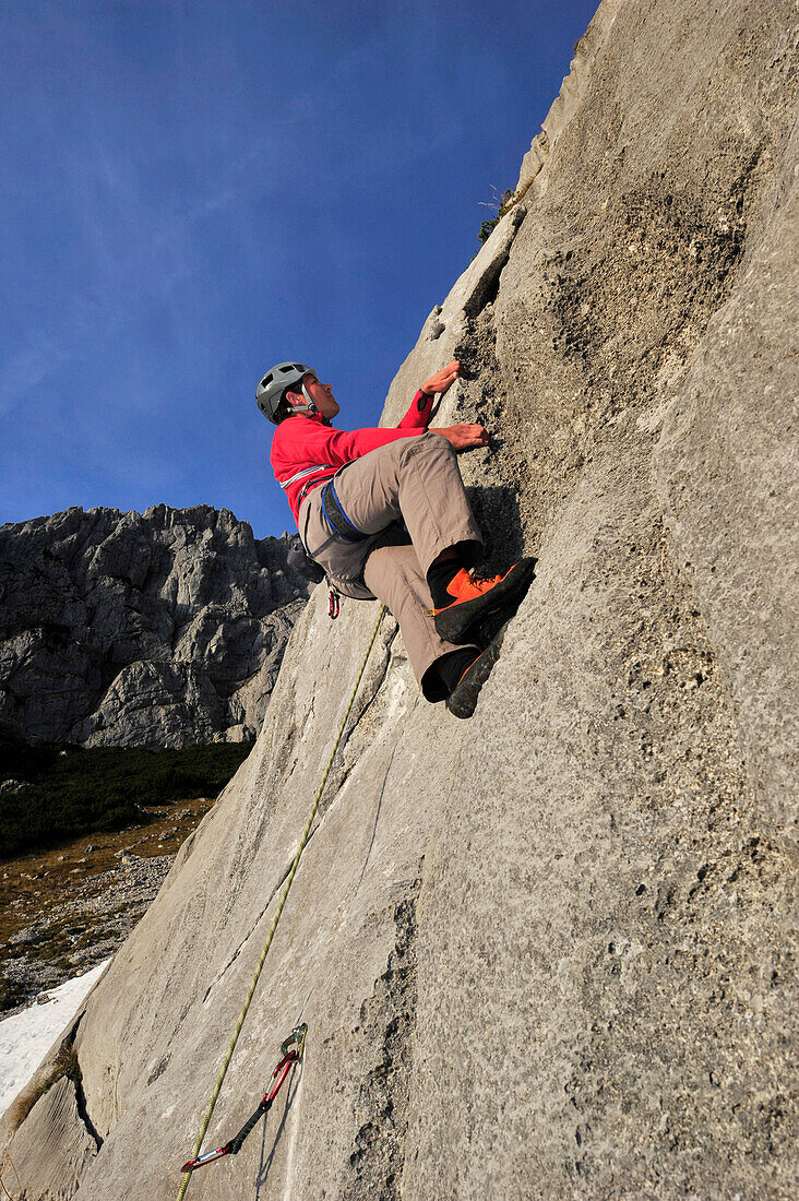 Junger Mann klettert an der Multerkarwand, Treffauer, Wegscheidalm, Wilder Kaiser, Kaisergebirge, Tirol, Österreich