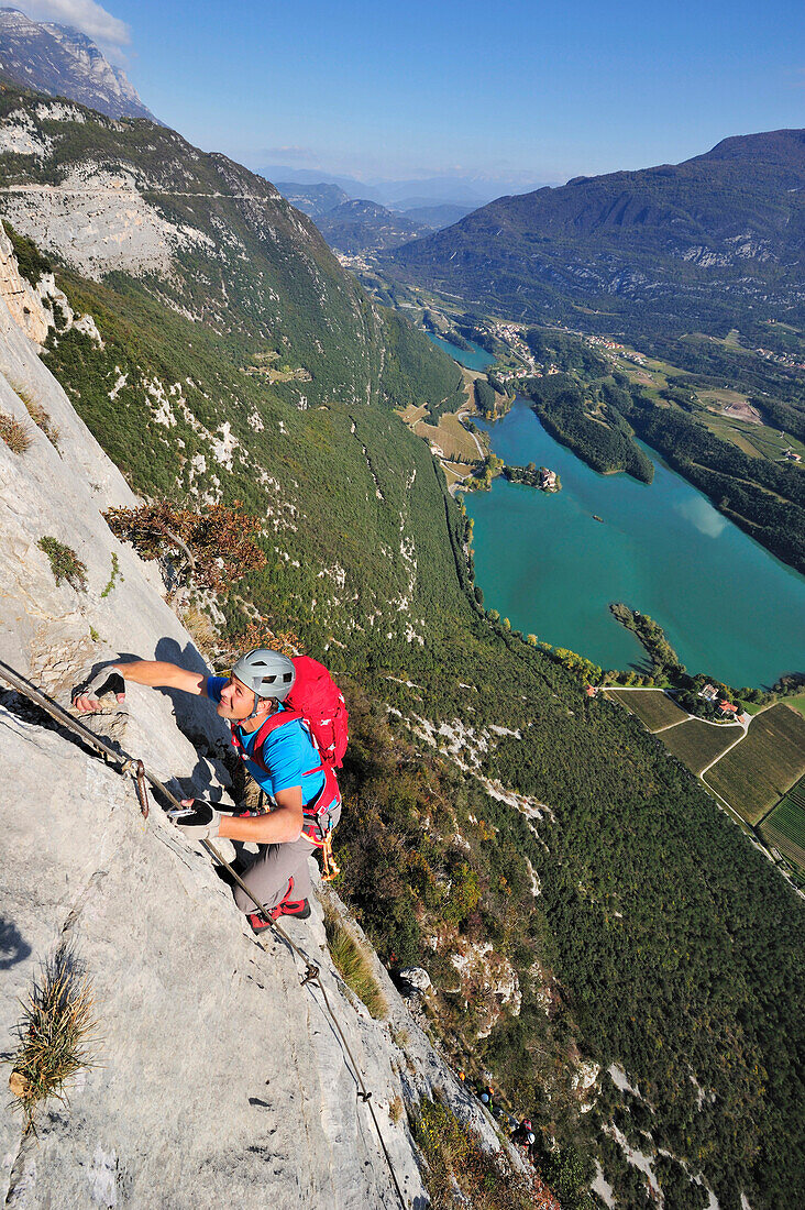 Junger Mann klettert am Klettersteig Rino Pisetta, Lago die Toblino, Sarche, Calavino, Trentino, Trentino-Südtirol, Italien