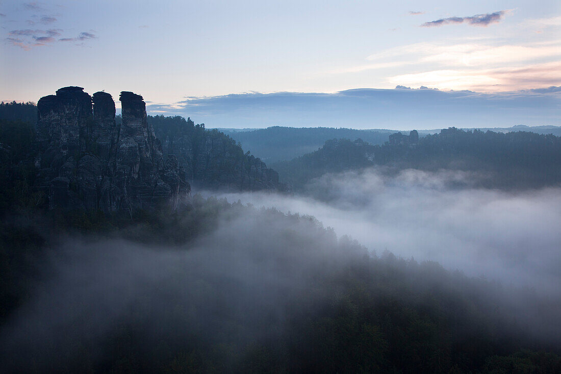 Blick von der Felsenburg Neurathen über den Wehlgrund zu den Gansfelsen, Bastei, Nationalpark Sächsische Schweiz, Elbsandsteingebirge, Sachsen, Deutschland, Europa