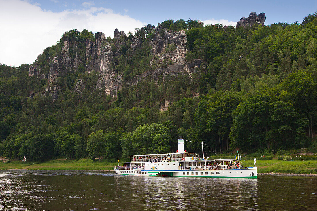 Schaufelraddampfer auf der Elbe unterhalb der Bastei, Nationalpark Sächsische Schweiz, Elbsandsteingebirge, Sachsen, Deutschland, Europa