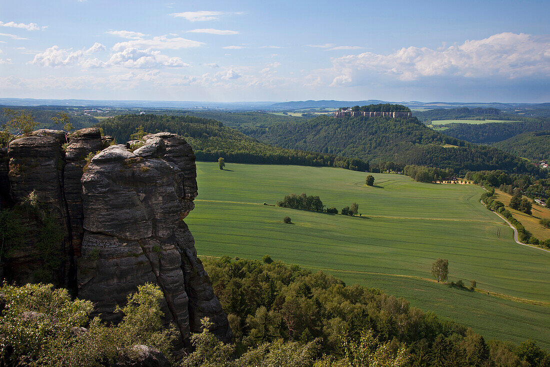 Blick vom Pfaffenstein zur Festung Königstein, Nationalpark Sächsische Schweiz, Elbsandsteingebirge, Sachsen, Deutschland, Europa