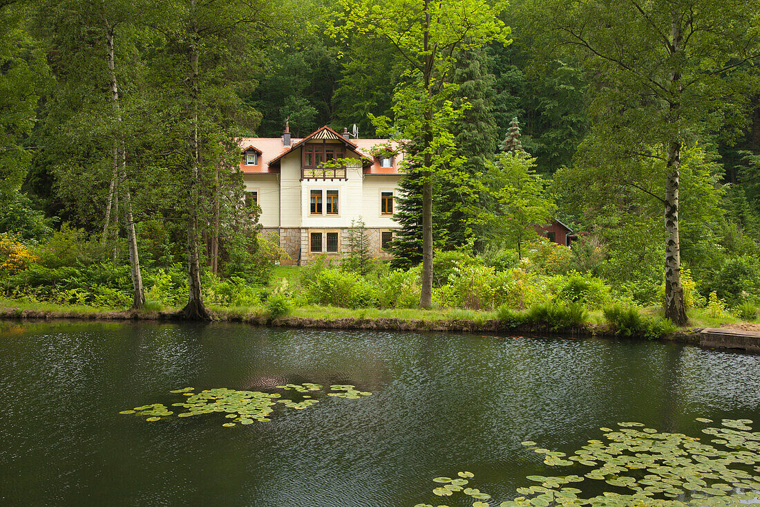 Pension an einem Teich im Bielatal, Nationalpark Sächsische Schweiz, Elbsandsteingebirge, Sachsen, Deutschland, Europa