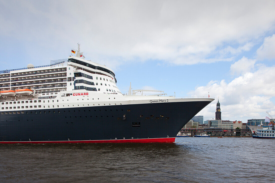 Kreuzfahrtschiff Queen Mary 2 beim Einlaufen in den Hafen, vor dem Kirchturm St. Michaelis, Hamburg, Deutschland, Europa