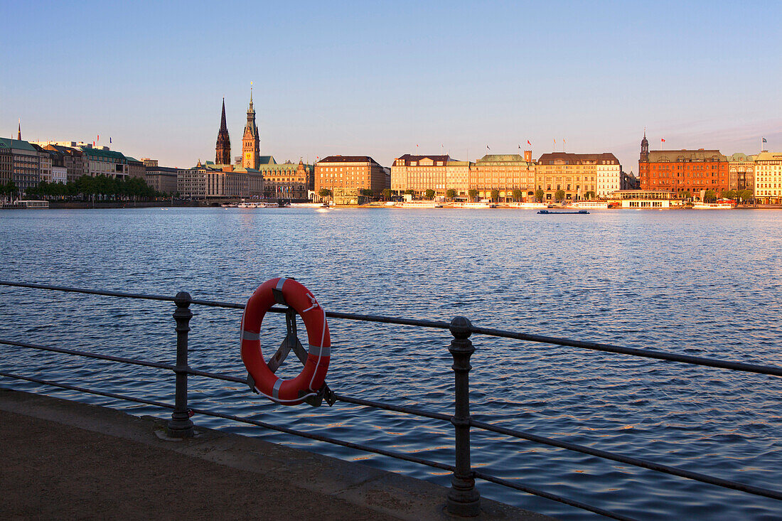 Blick über die Binnenalster zum Rathaus und Jungfernstieg, Hamburg, Deutschland, Europa