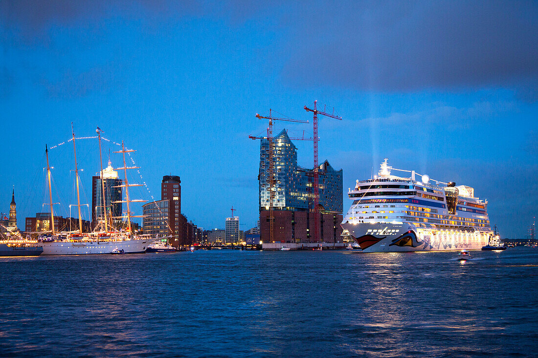 Cruise ship AIDAluna clearing port, in front of Hafen City and Elbphilharmonie, Hamburg, Germany, Europe