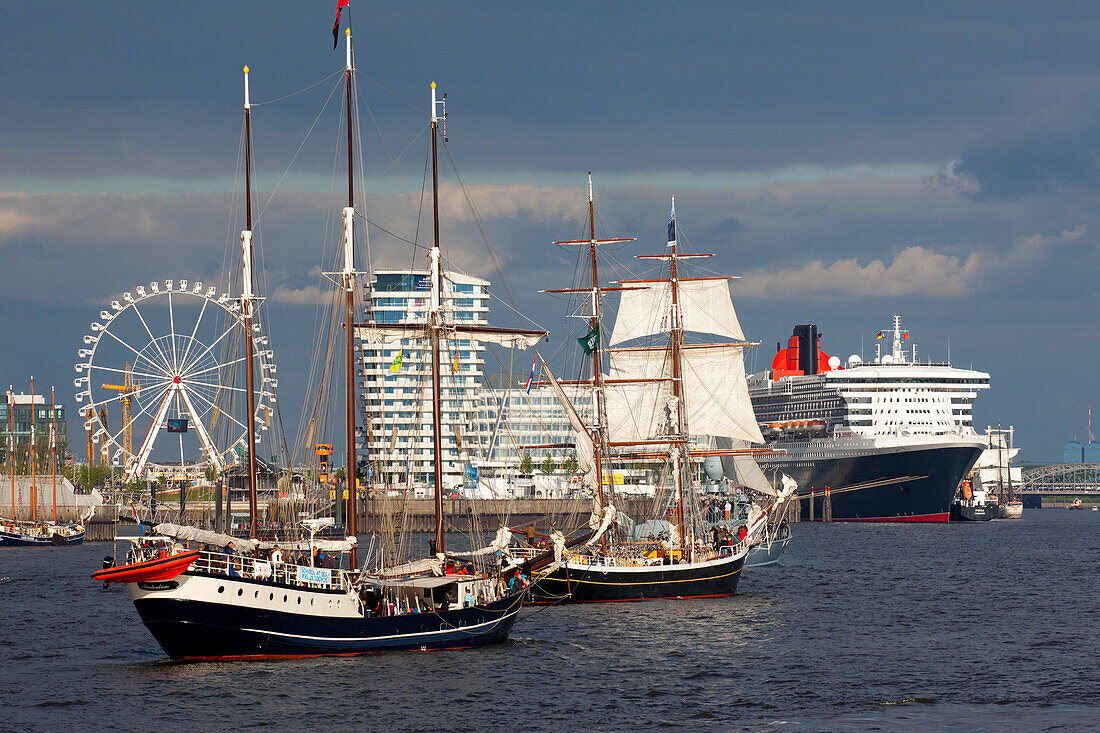 Segelschiffe vor dem Kreuzfahrtschiff Queen Mary 2 am Anleger im Hamburg Cruise Center Hafen City, Hamburg, Deutschland, Europa