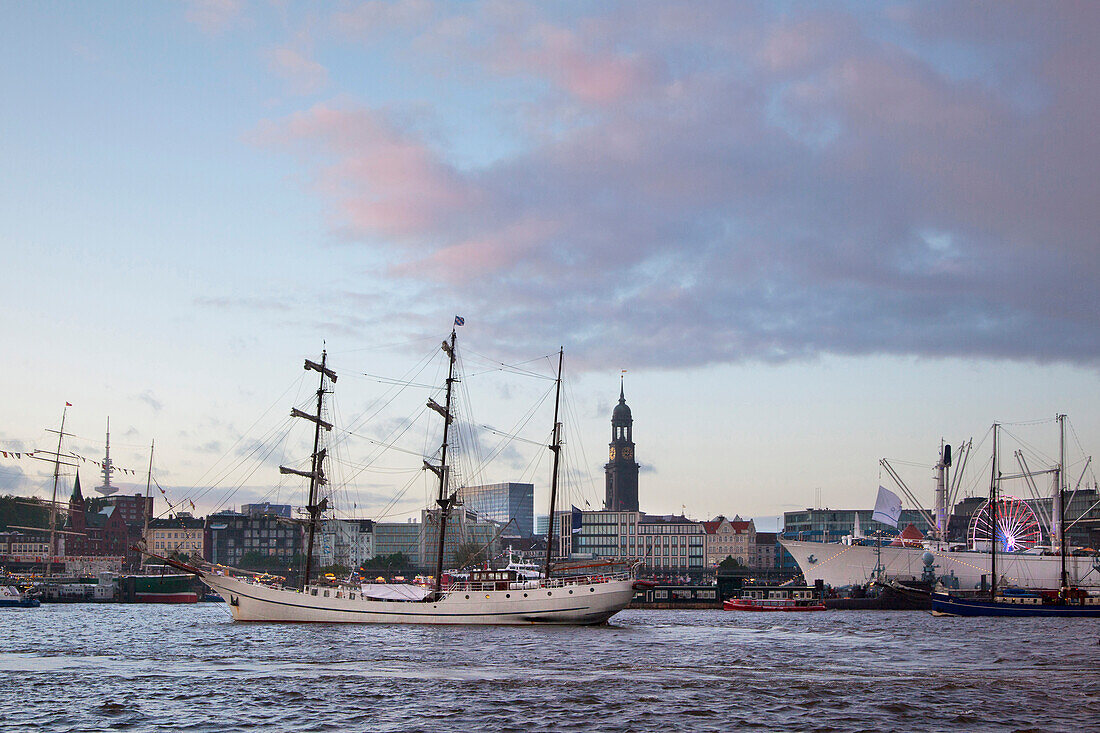 Segelschiff Artemis und Museumsschiff Cap San Diego im Hafen vor dem Kirchturm St. Michaelis, Hamburg, Deutschland, Europa