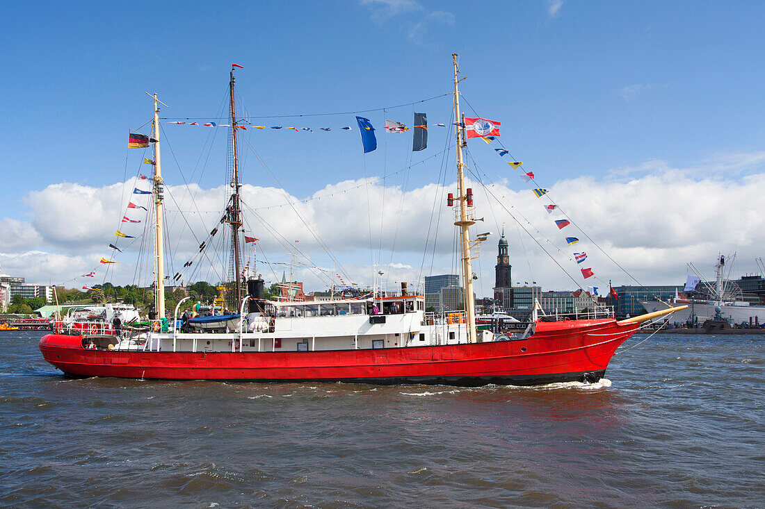 Museumsschiff Elbe 3 im Hafen vor dem Kirchturm St. Michaelis, Hamburg, Deutschland, Europa