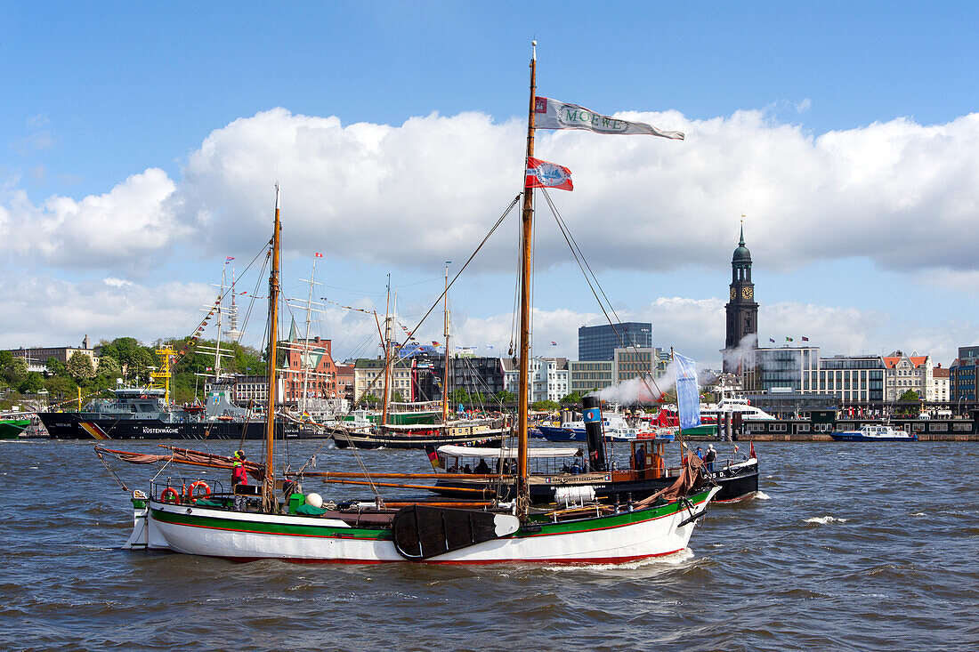 Segelschiff im Hafen vor dem Kirchturm St. Michaelis, Hamburg, Deutschland, Europa