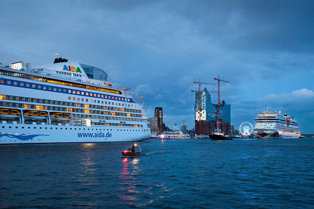 Kreuzfahrtschiffe AIDAsol und AIDAblu beim Auslaufen aus dem Hafen vor der Elbphilharmonie am Abend, Hamburg, Deutschland, Europa
