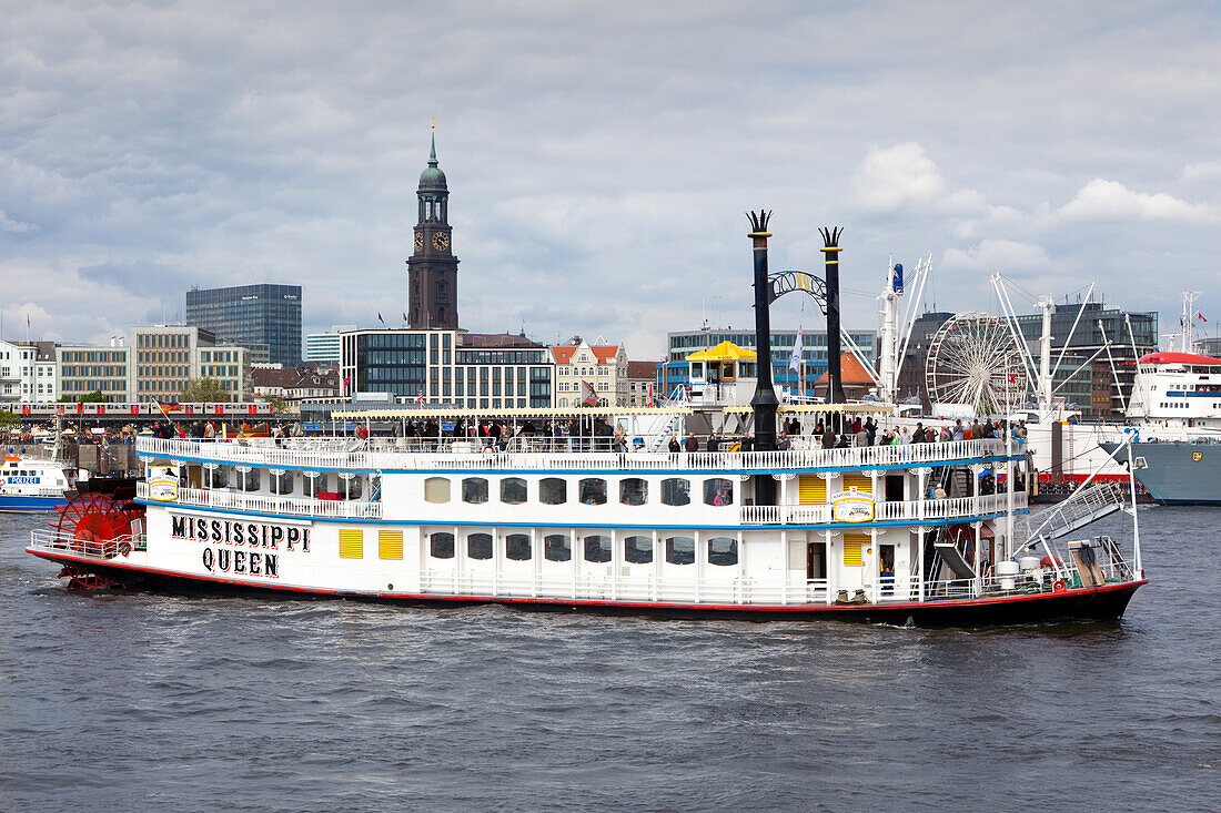 Schaufelraddampfer Mississippi Queen im Hafen vor Kirchturm St. Michaelis, Hamburg, Deutschland, Europa