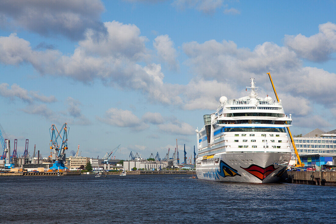 Kreuzfahrtschiff AIDAsol am Anleger im Hafen, Hamburg Cruise Center Hafen City, Hamburg, Deutschland, Europa