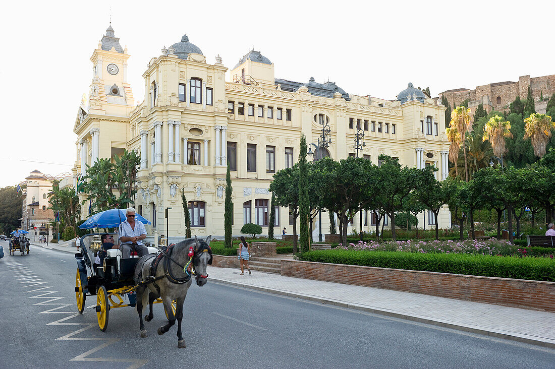 Rathaus und Alcazaba, Malaga, Andalusien, Spanien, Europa