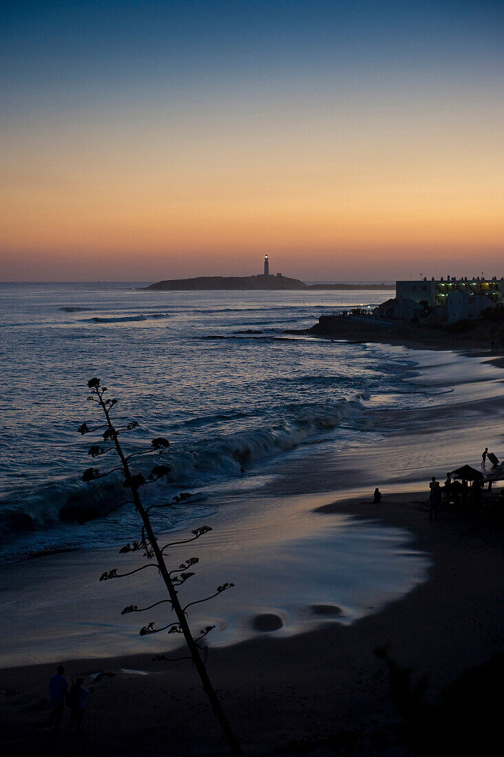 Strand mit Strandbar bei Sonnenuntergang, im Hintergrund das Cabo de Trafalgar, Los Canos de Meca, Andalusien, Spanien, Europa