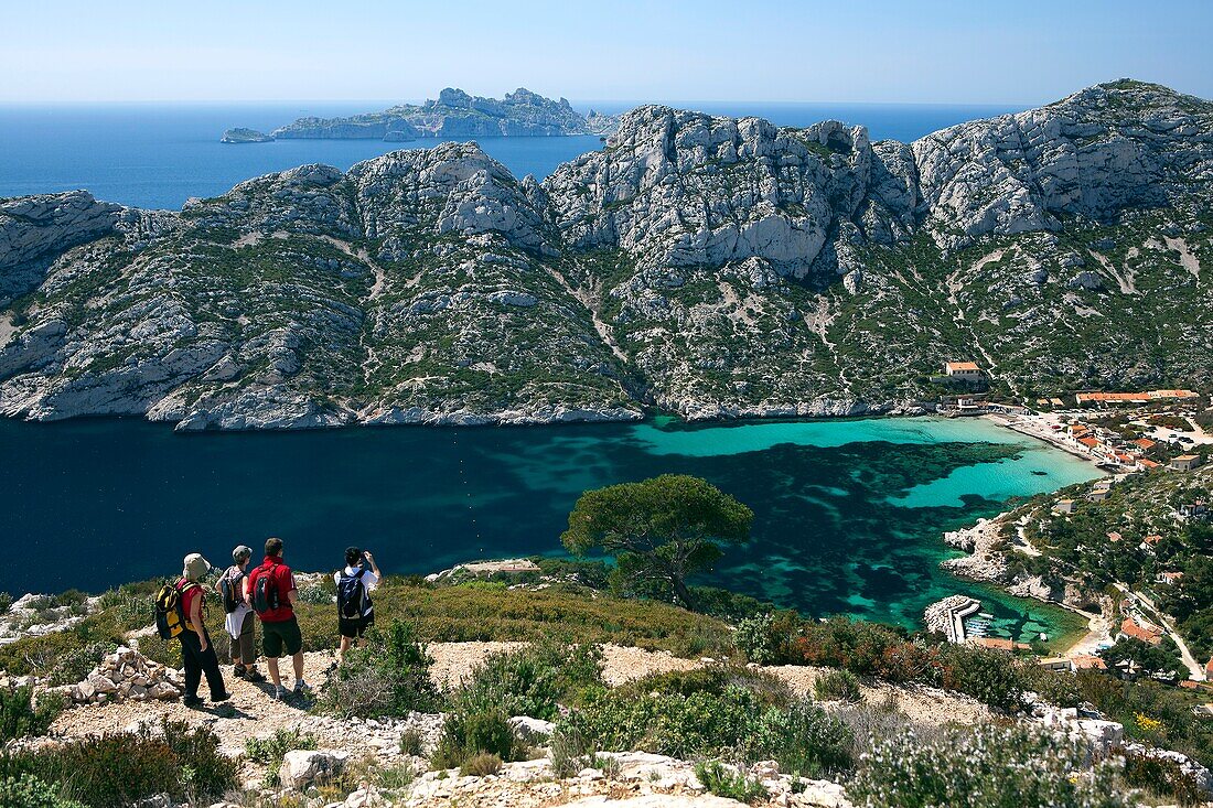 France, Bouches-du-Rhône, Marseille, Calanque of Sormiou, four people gazing the village