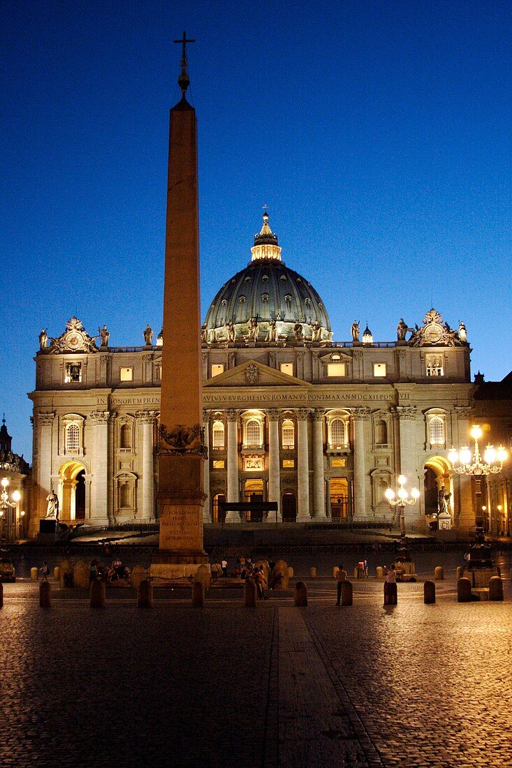 St Peter´s Square Rome at night