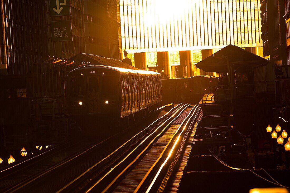 Sunrise illuminates the elevated tracks of the Chicago rapid transit system known as the´L´ in Chicago, IL, USA