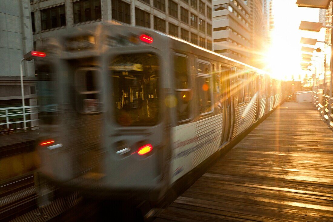A train in the Chicago rapid transit system known as the´L´ arrives in a station in the LOOP in Chicago, IL, USA